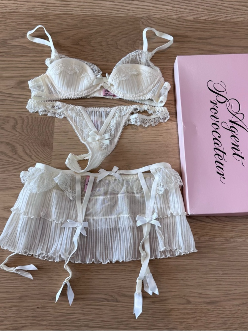 NWOT Agent Provocateur White Lace Push-Up Bra & Garter Set